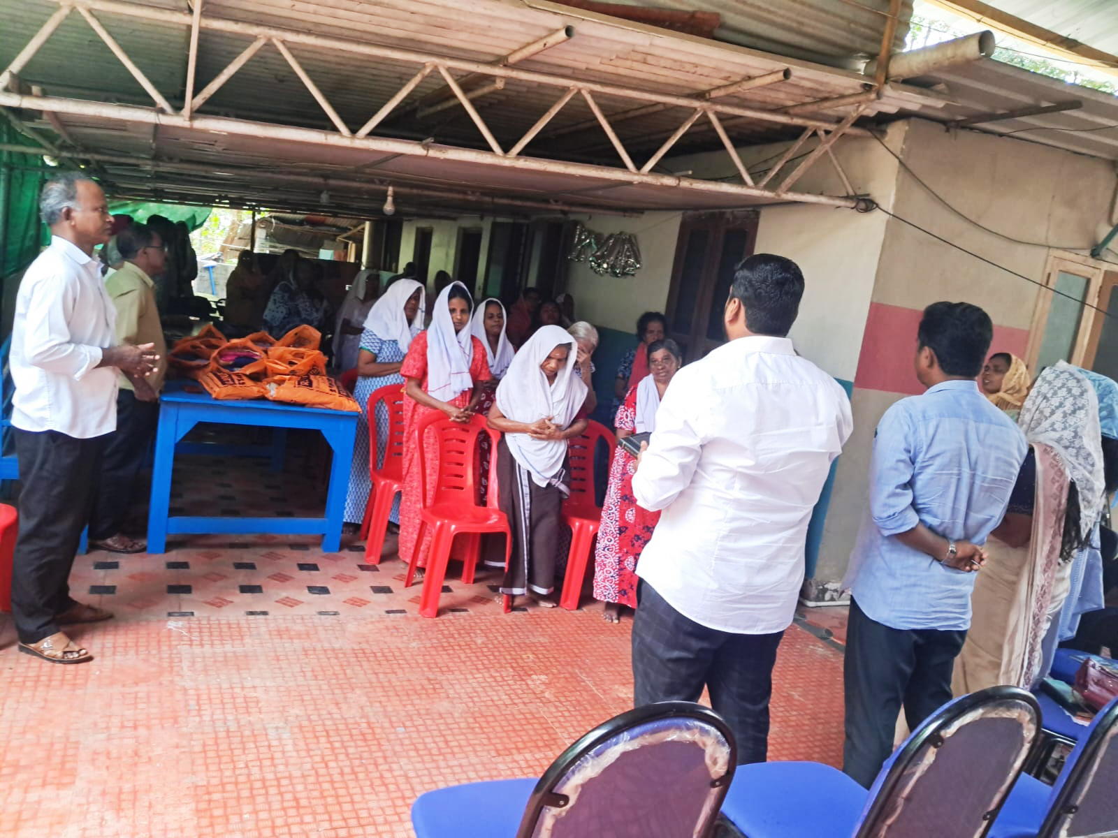 The visitors praying for the wealth of our inmates